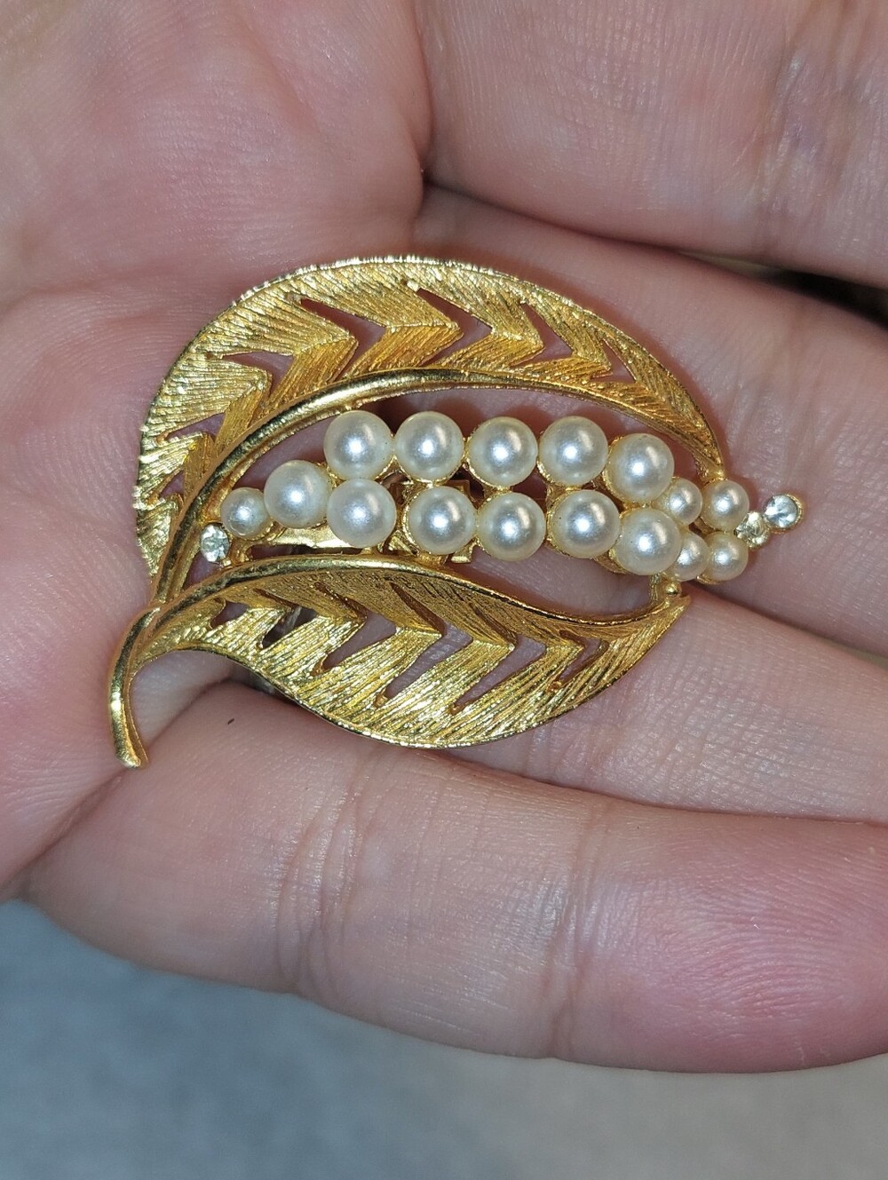 Goldtone Pearl Leaf Brooch - Classic Women Jewelry